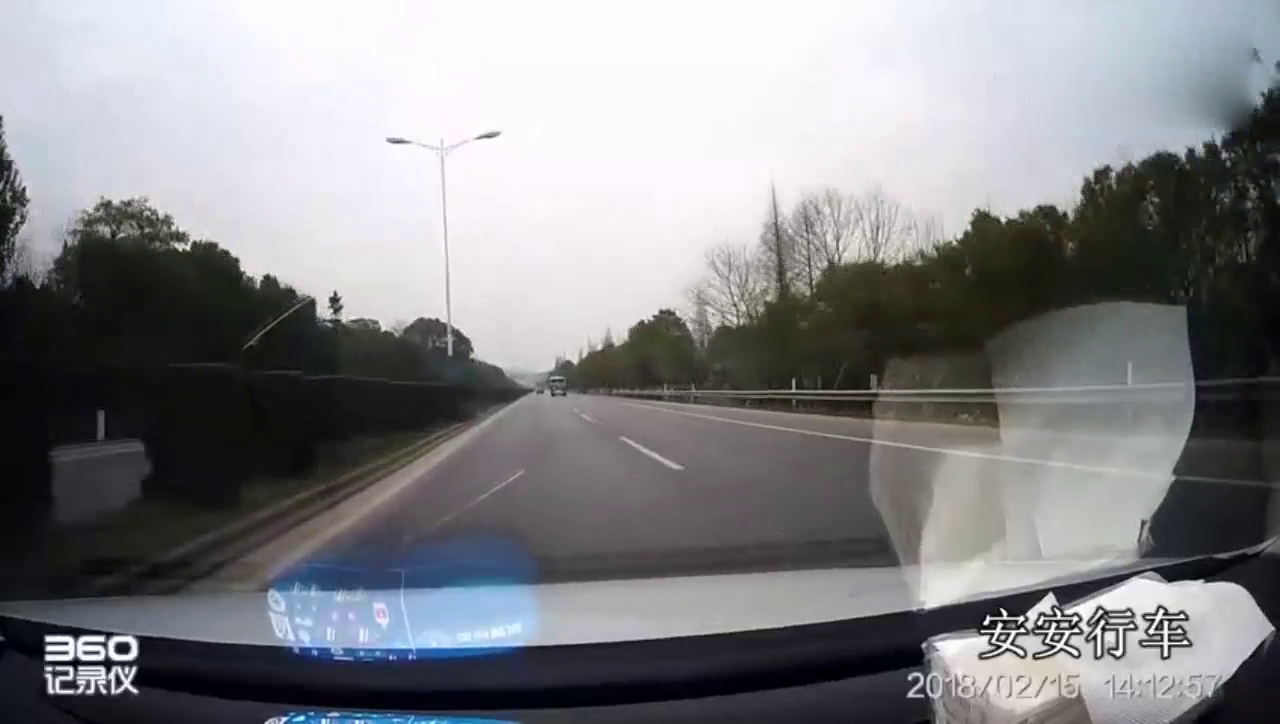 突然变道的电动车，我车速太快，不敢动方向