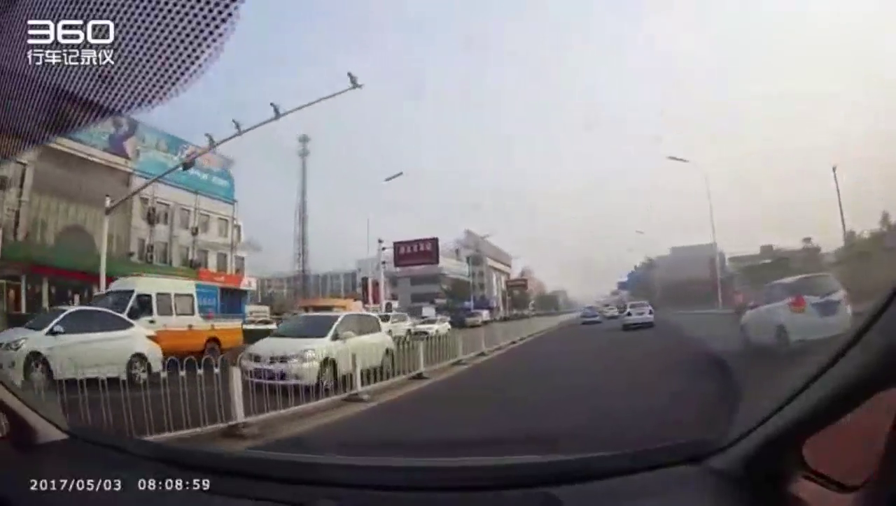 险遭二次碾压 家长带孩子骑电动车撞车