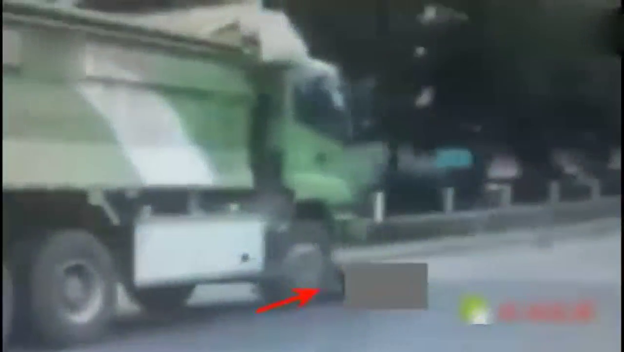 作死电动车男子突然冲向马路中间，接下来后悔已经来不及了