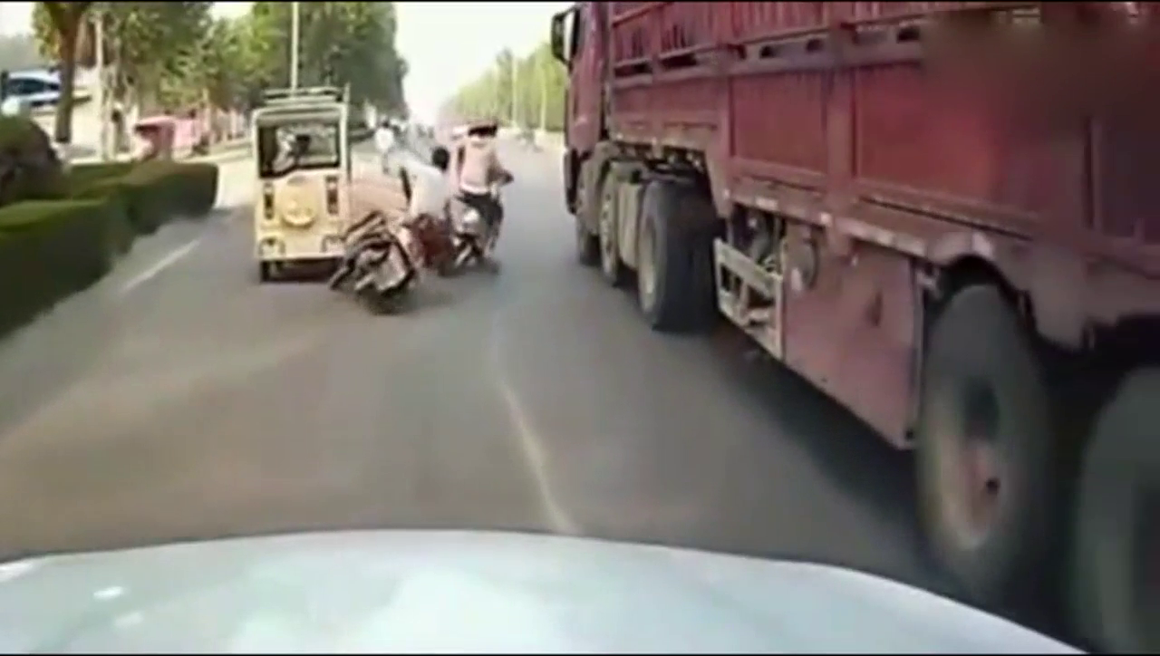 女孩骑电动车正常行驶，监控突然拍下这可拍一幕！