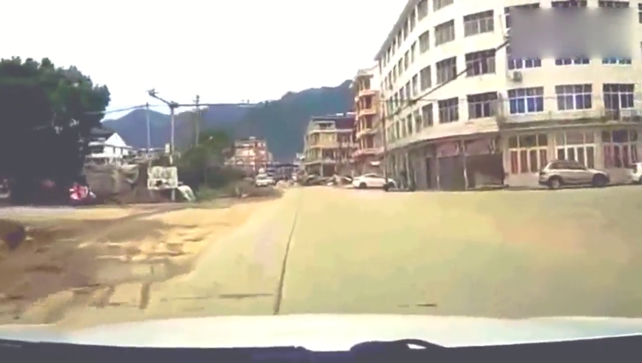 女子骑着电动车突然摔倒，后面的孩子被害惨了