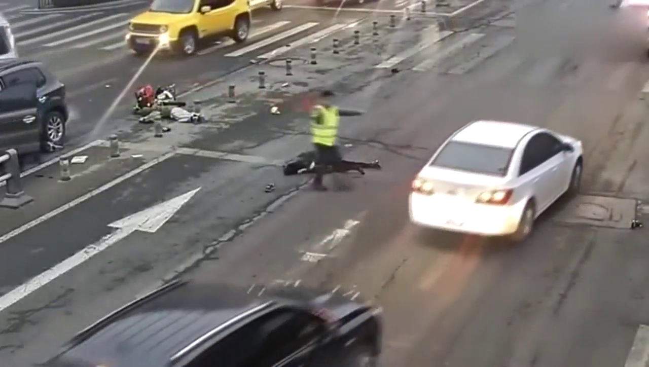 监拍电动车被小车撞飞 车主截肢儿子当场死亡