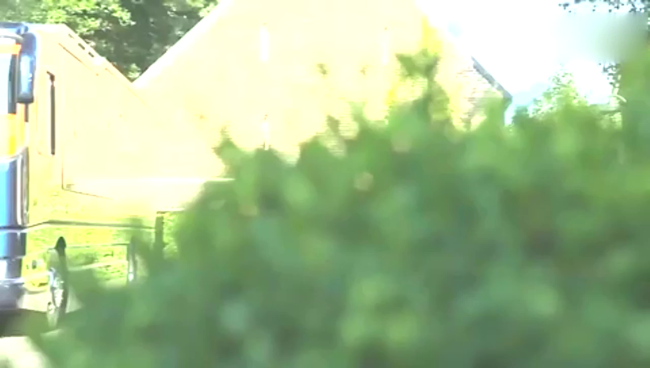 行李箱可以装入一辆跑车的房车, C本大概开不了!