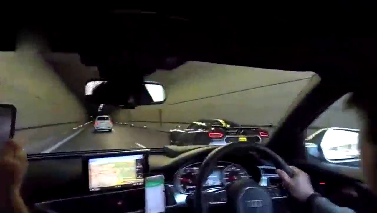 世界最快跑车科尼塞克，进了隧道之后，才更让人目眩神驰