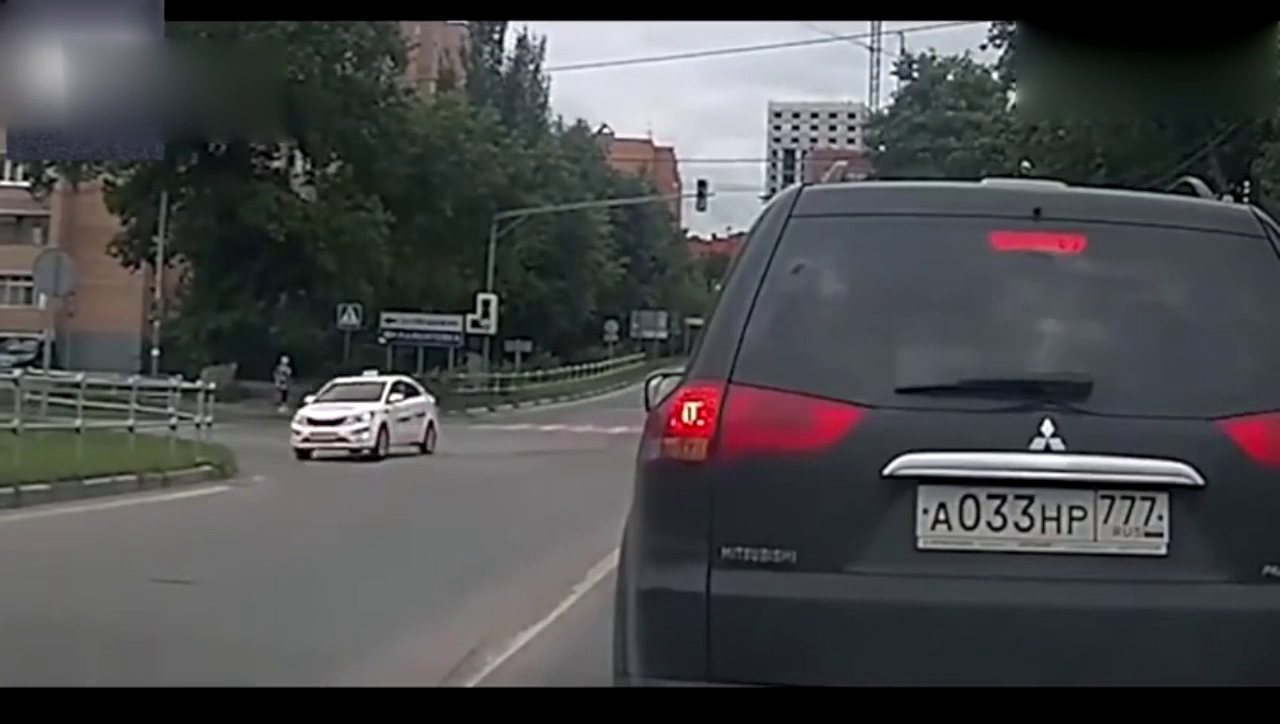 国外的出租车真是刺激，直接飞进绿化带