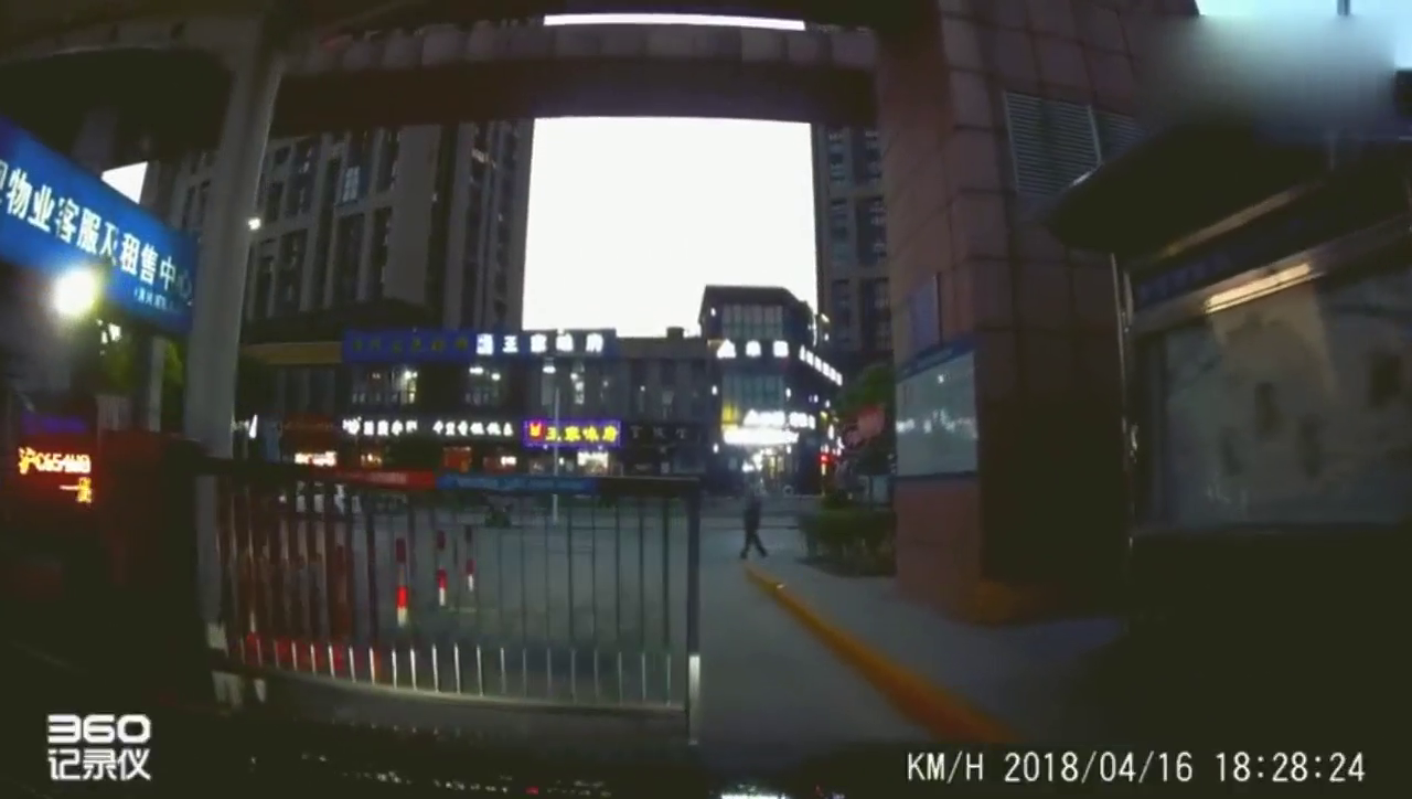 出小区时，突然驶来的电动车让我险些遭殃