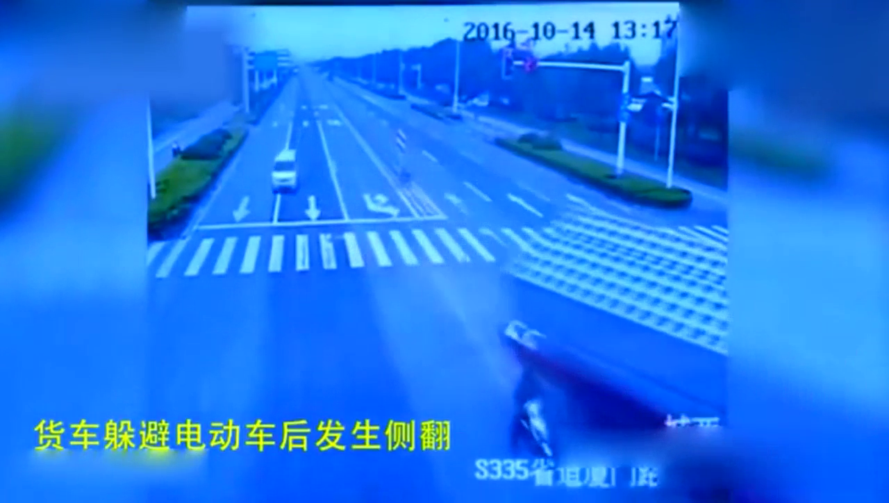 50吨大货车为救下电动车做出惊人的举动，向货车司机致敬！