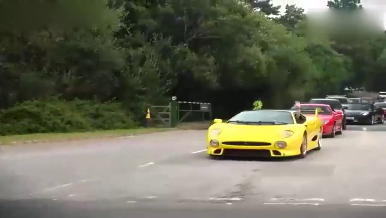 看众多性能车公路秀加速