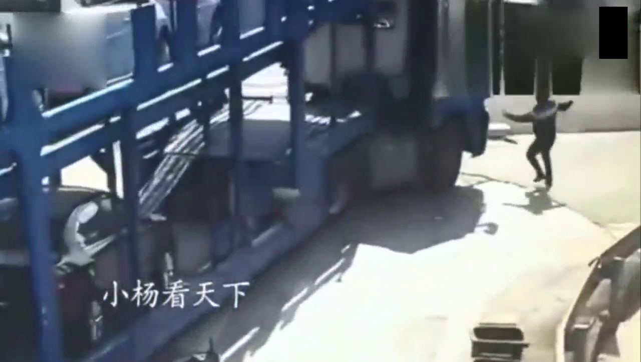 监控拍下电动车这样一幕，真是让人想不到，太悬了