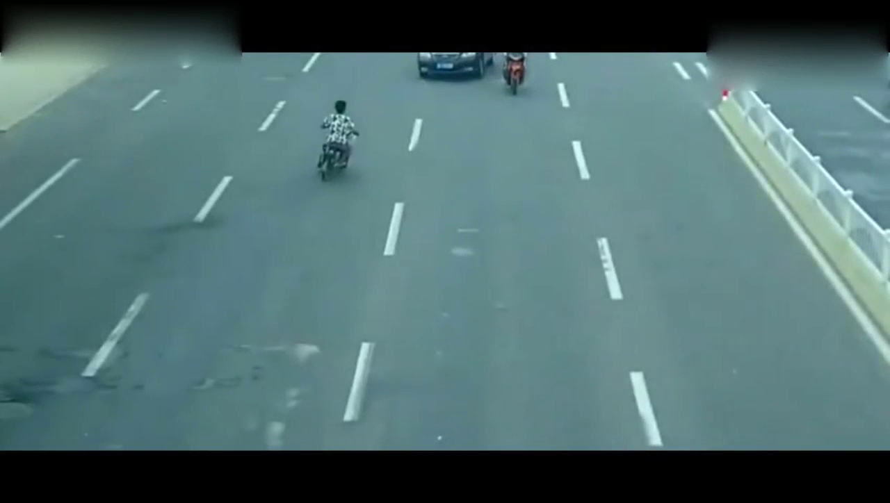 监控画面：两不守规矩的电动车, 惨遭撞飞！