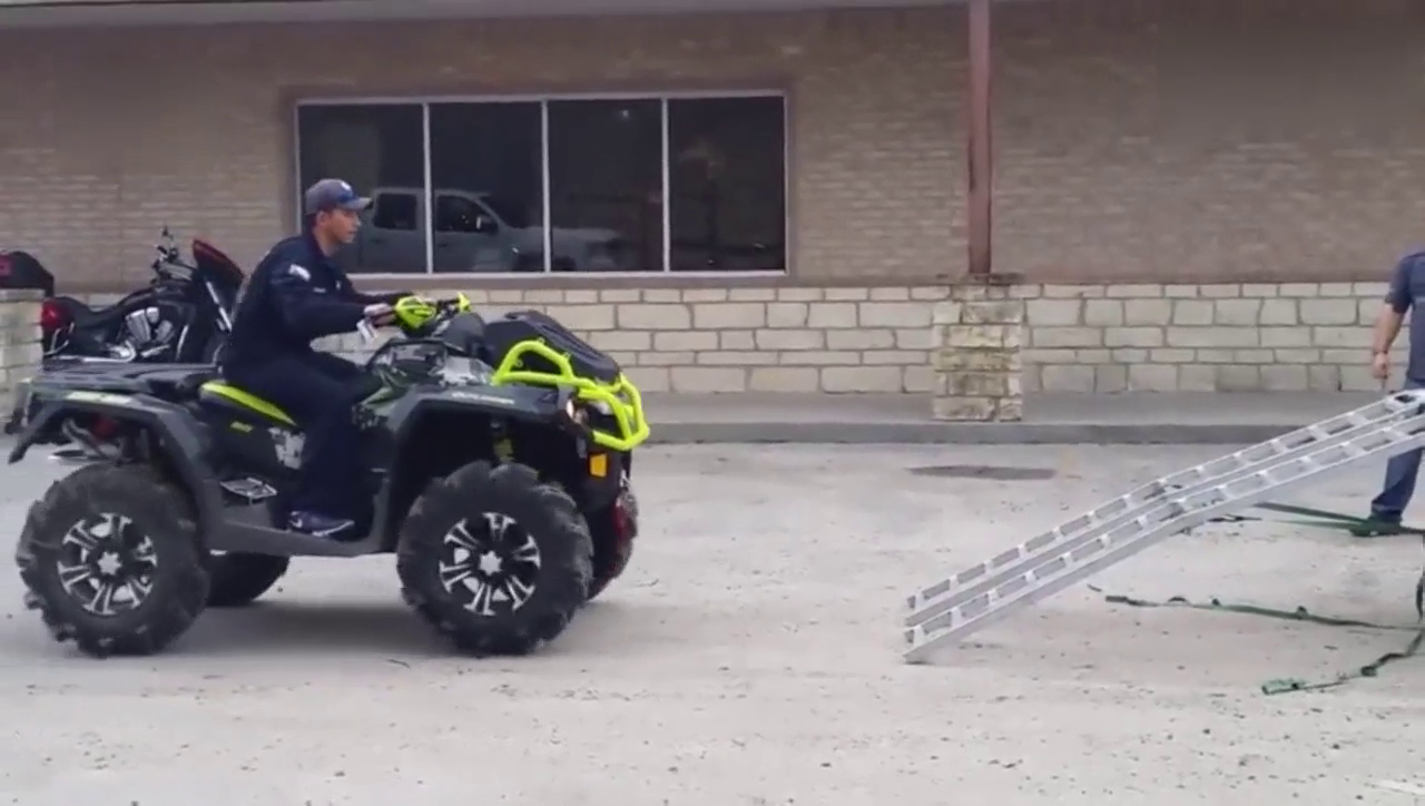 国外小伙驾驶沙滩摩托车上皮卡车，这技术真是连我都不如！