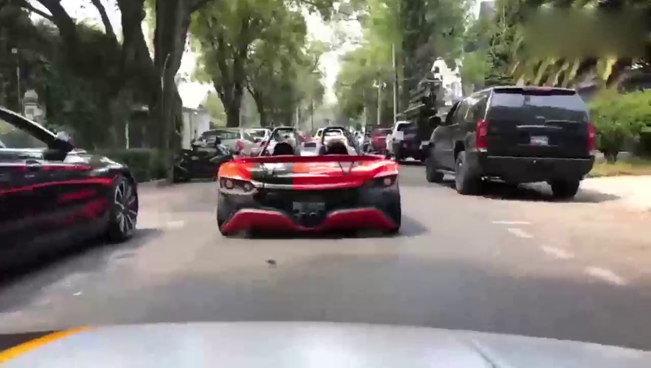 女土豪新提的墨西哥跑车，掏出钥匙装上方向盘后才是霸气的开始