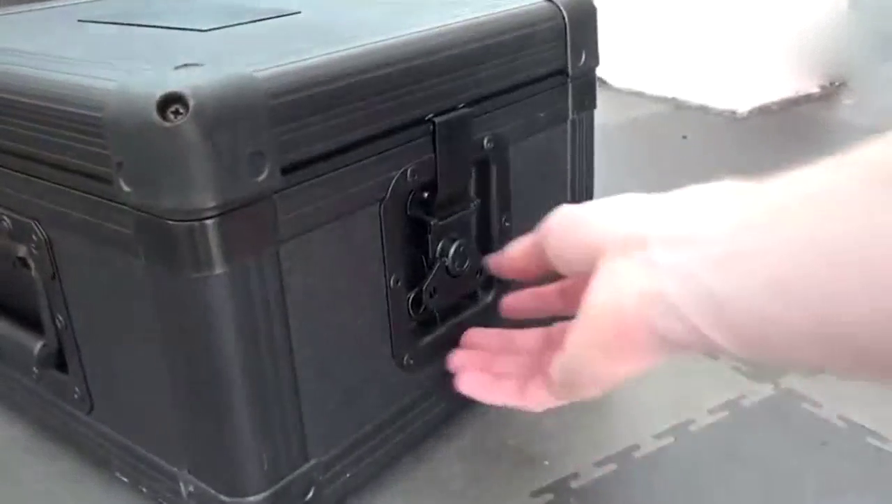 土豪豪掷三千万买的跑车送了一个黑箱子，打开以后彻底懵圈了！