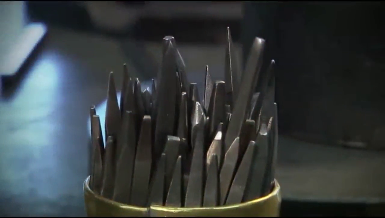 在中国卖到断货保时捷跑车 车标是怎么制作出来的 这工艺我服了！