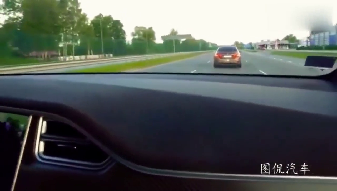 特斯拉和宝马正在一决高下，结果被辆快递卡车给超了，尴尬不？