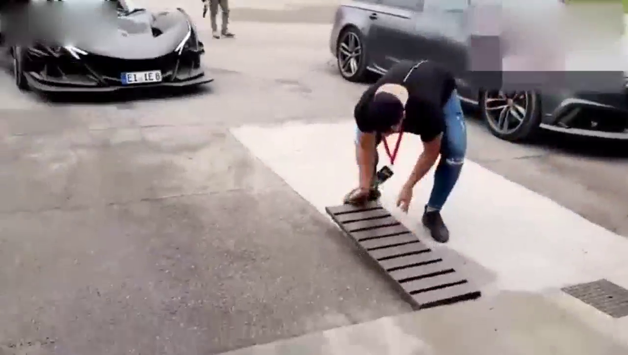 价值2000万的跑车来洗车，喷上泡沫那刻车主都紧张了