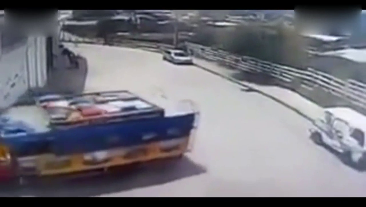 小卡车司机竟然预判到了大卡车要撞车，一脚油门捡回了条命