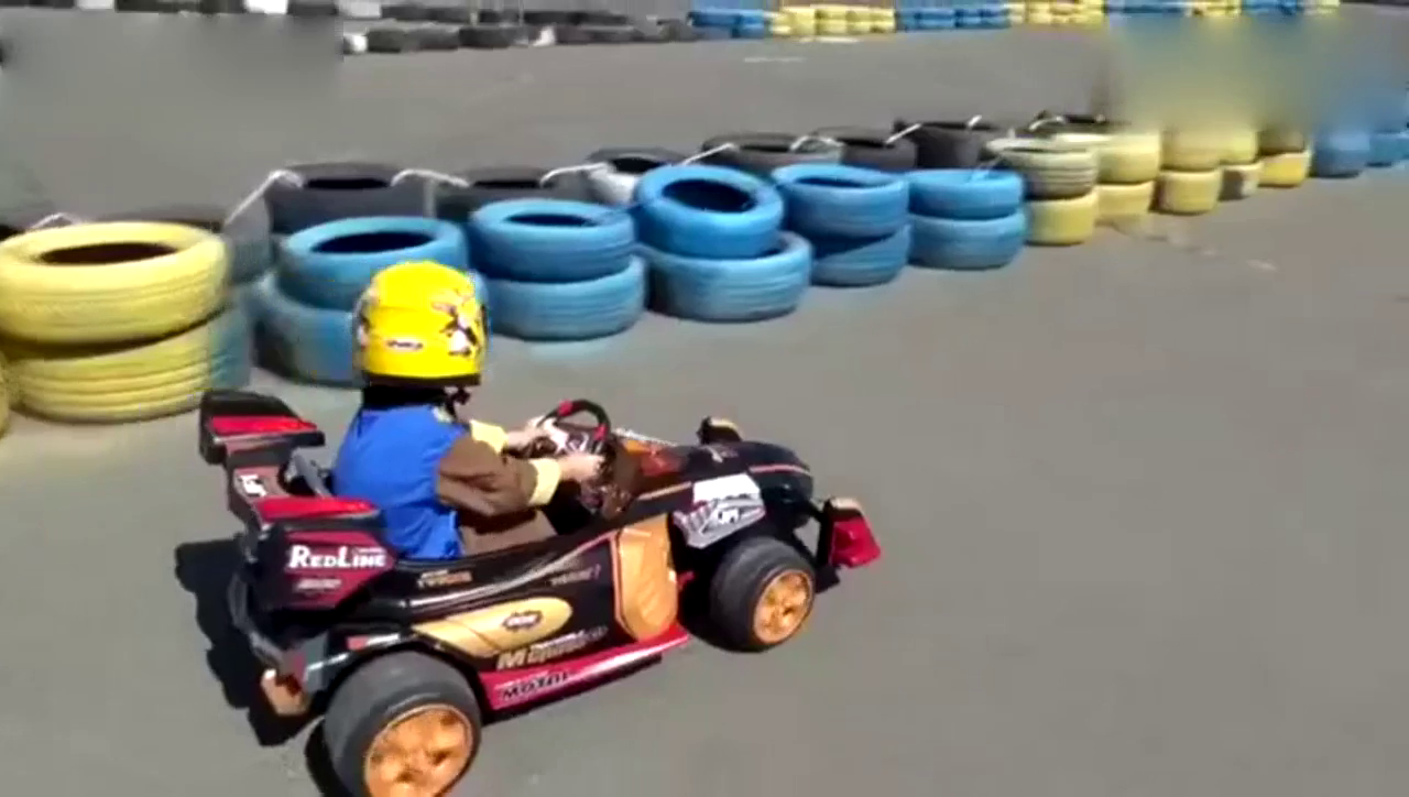 小屁孩驾驶超豪华跑车去专业赛道飙车, 厉害了我的弟! 真可爱!