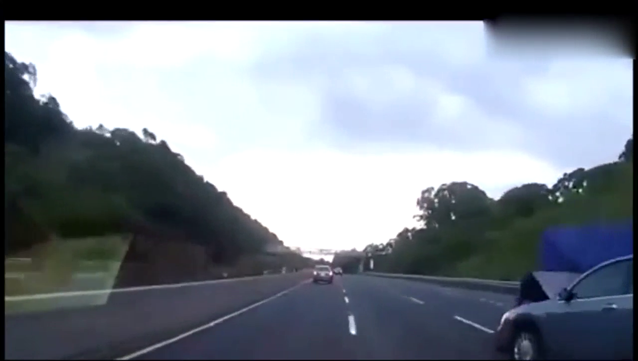 轿车高速超车，速度太快直接顶翻前方卡车