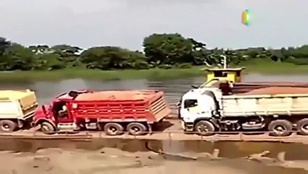 卡车司机着急过河 四辆卡车全部掉入河中