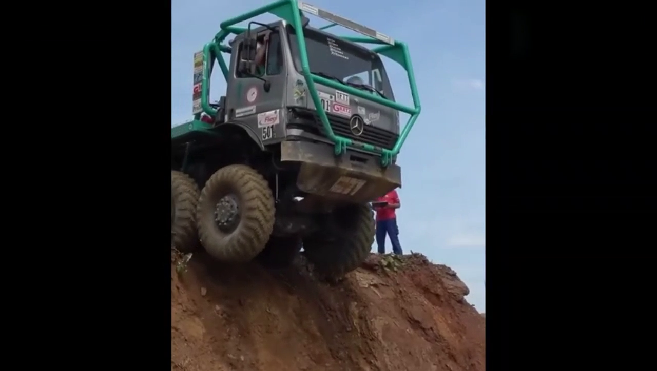 卡车越野 奔驰也有这么帅气的大卡