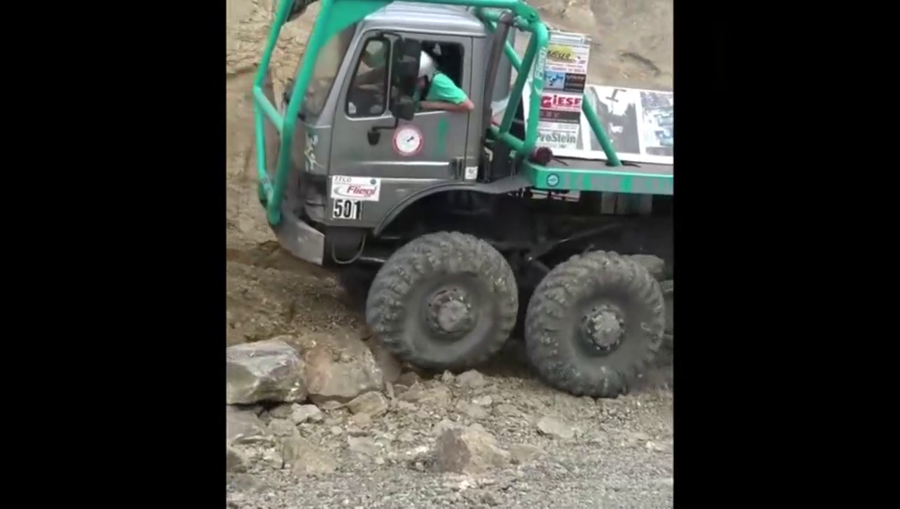 卡车越野 这种石头路况根本阻挡不了他前进