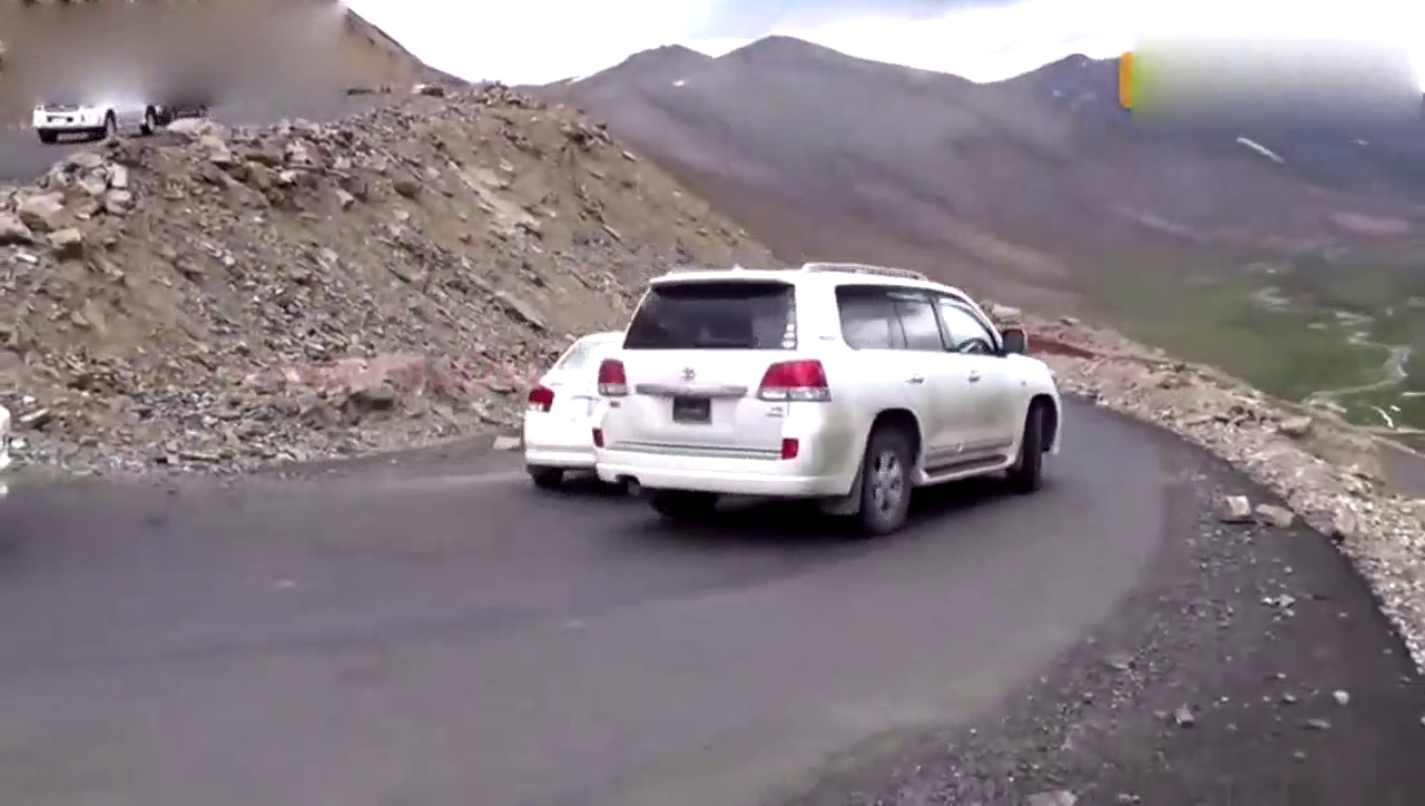 卡车在盘旋的山路上畅通无阻，这司机技术能打满分