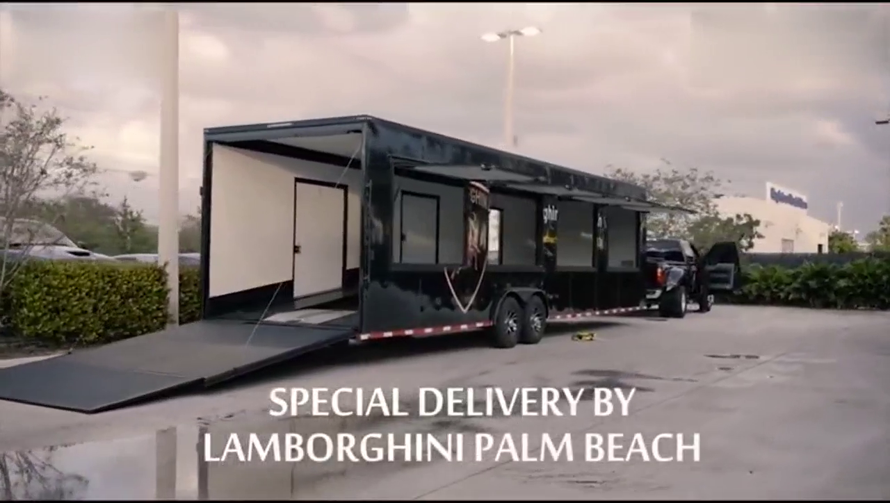 千万超级跑车交付客户，打开车厢以后全是霸气