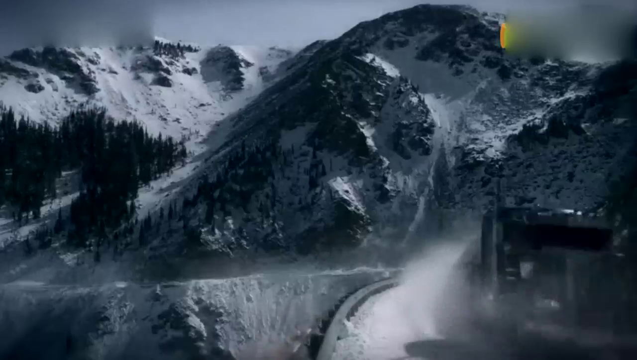 卡车雪地失控后果很严重！老外的隔离带真结实