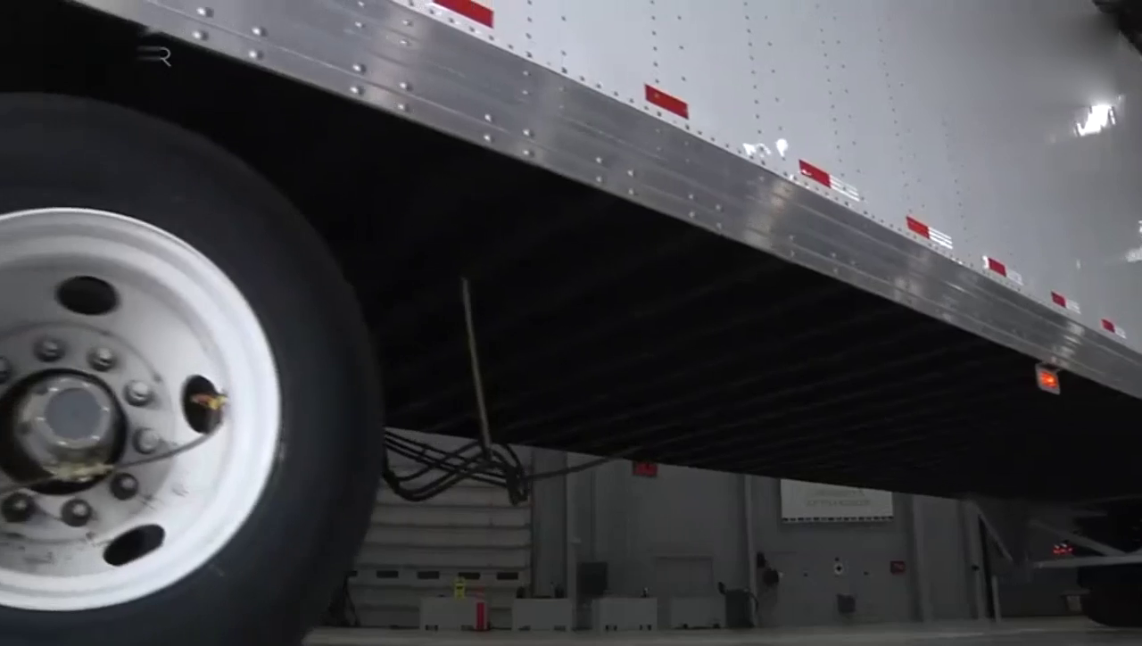 卡车的后保险杠硬还是你的车头硬？