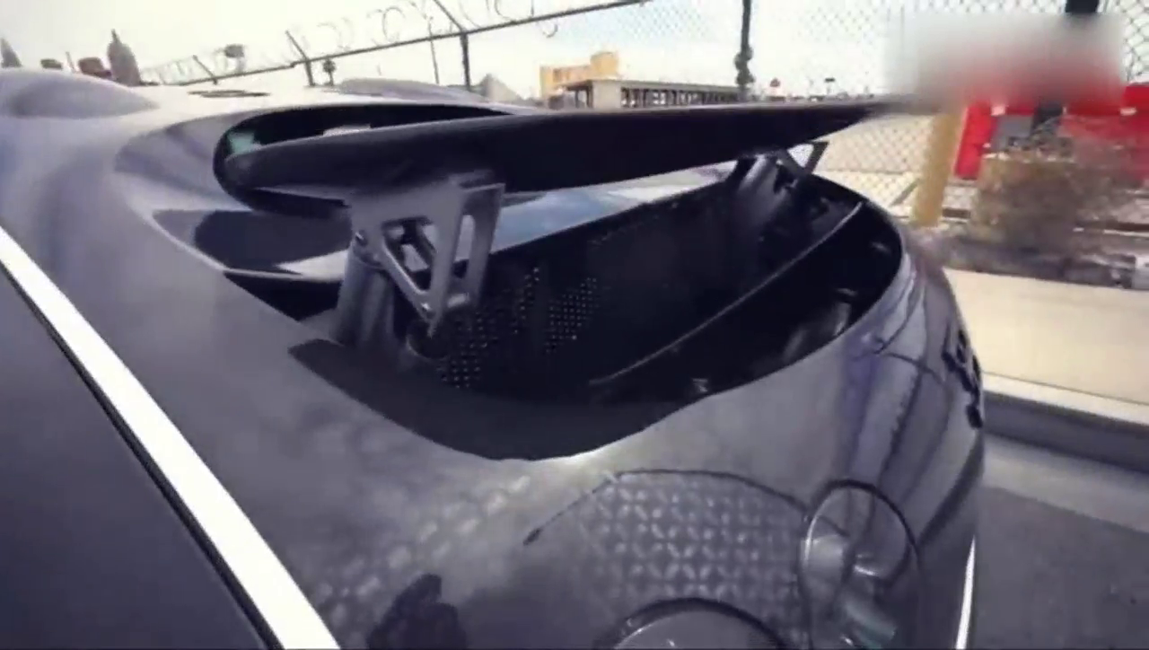 土豪开布加迪去参加跑车聚会，尾翼刚升起不久结果悲剧了！