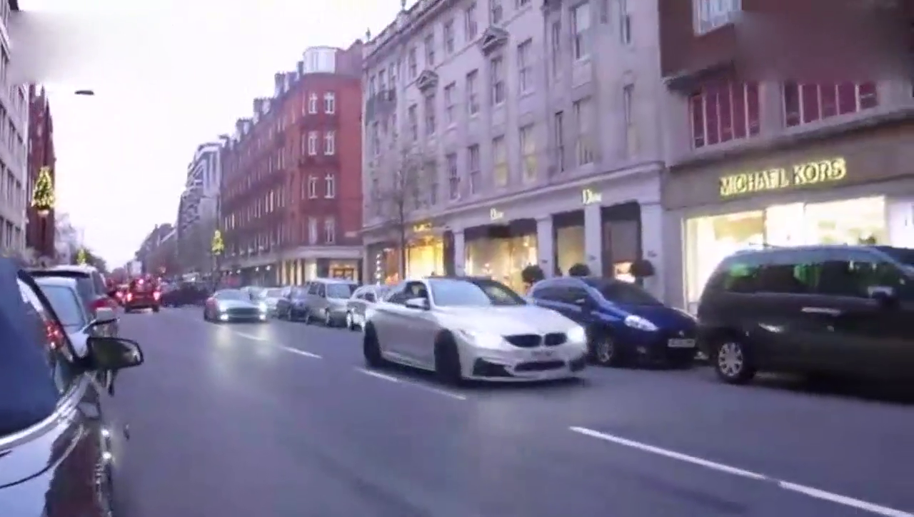 土豪开跑车轰油门，仇富男上去就是一拳