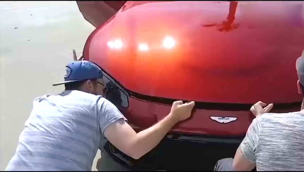 土豪新买的超级跑车到货了，打开引擎盖后倒吸了一口凉气