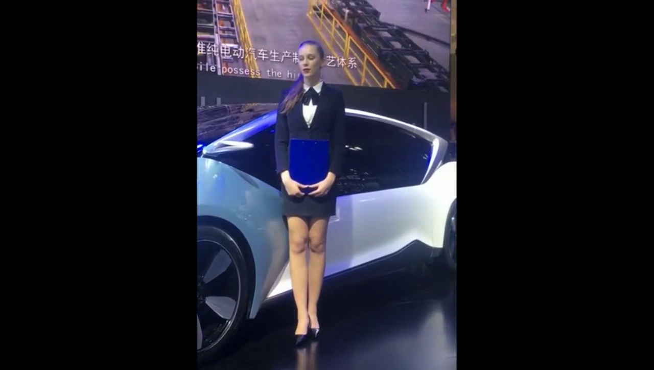 国外车模，来参加车展，感叹中国汽车的变化