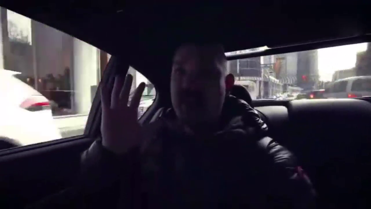 土豪开宝马参观全球最快跑车，女孩拉开遮车布后才知道啥叫霸气！