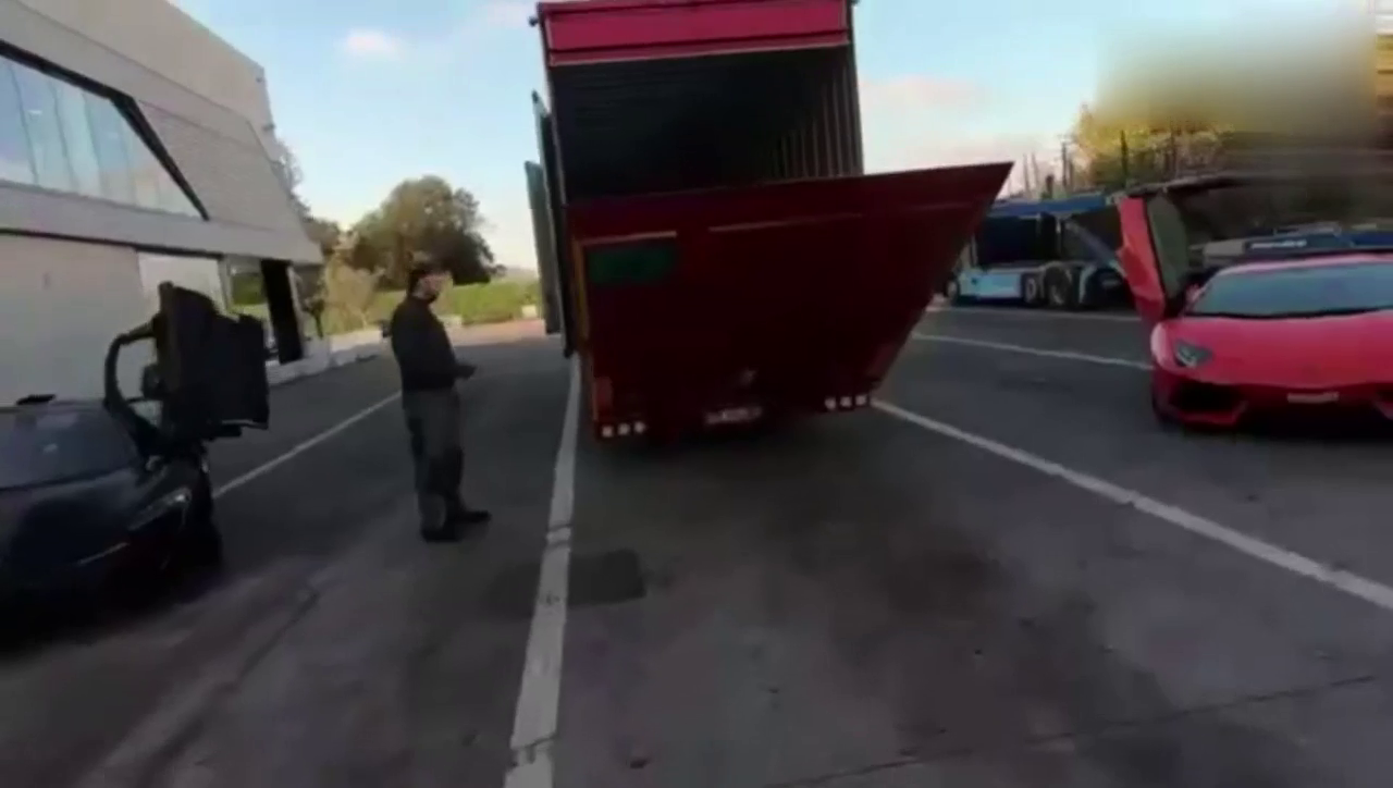 土豪买3000万跑车到货，打开赠品后，连迈凯伦P1都要靠边站了！