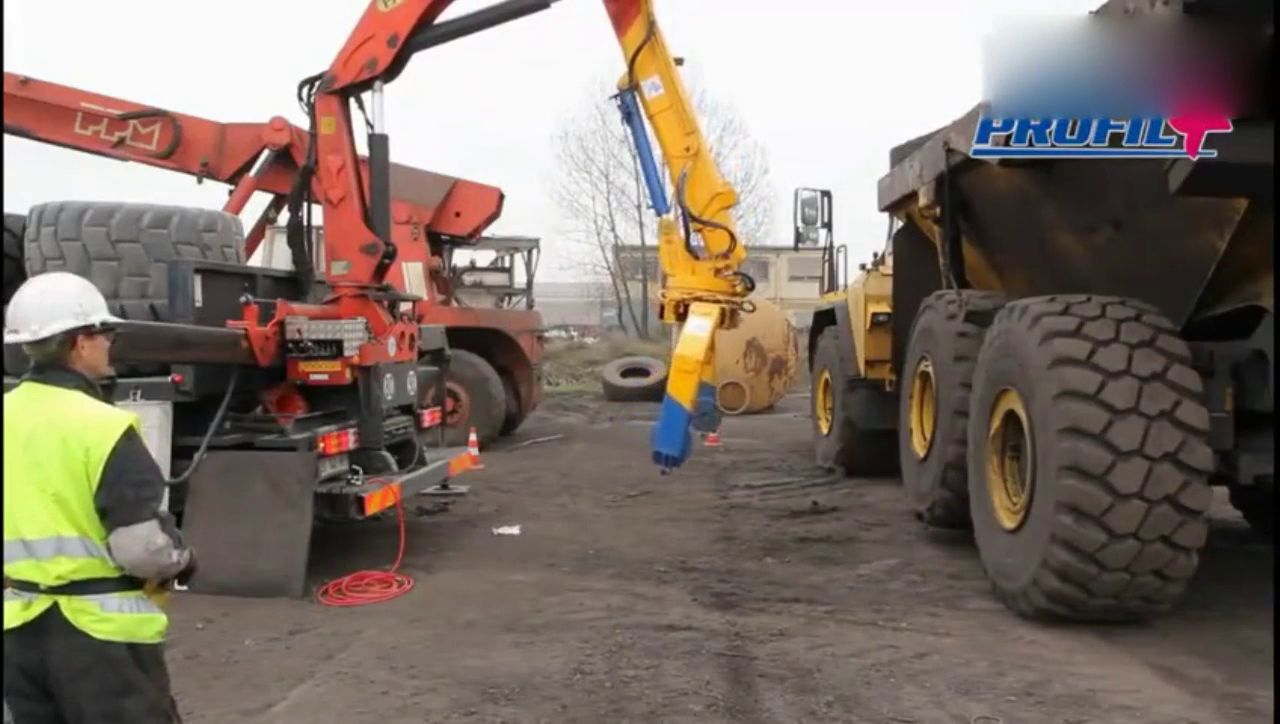 轮胎比人还高的大卡车是怎么换轮胎的？