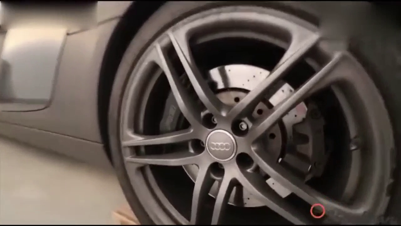 奥迪R8跑车的轮胎有多大，拆下来以后眼见为实