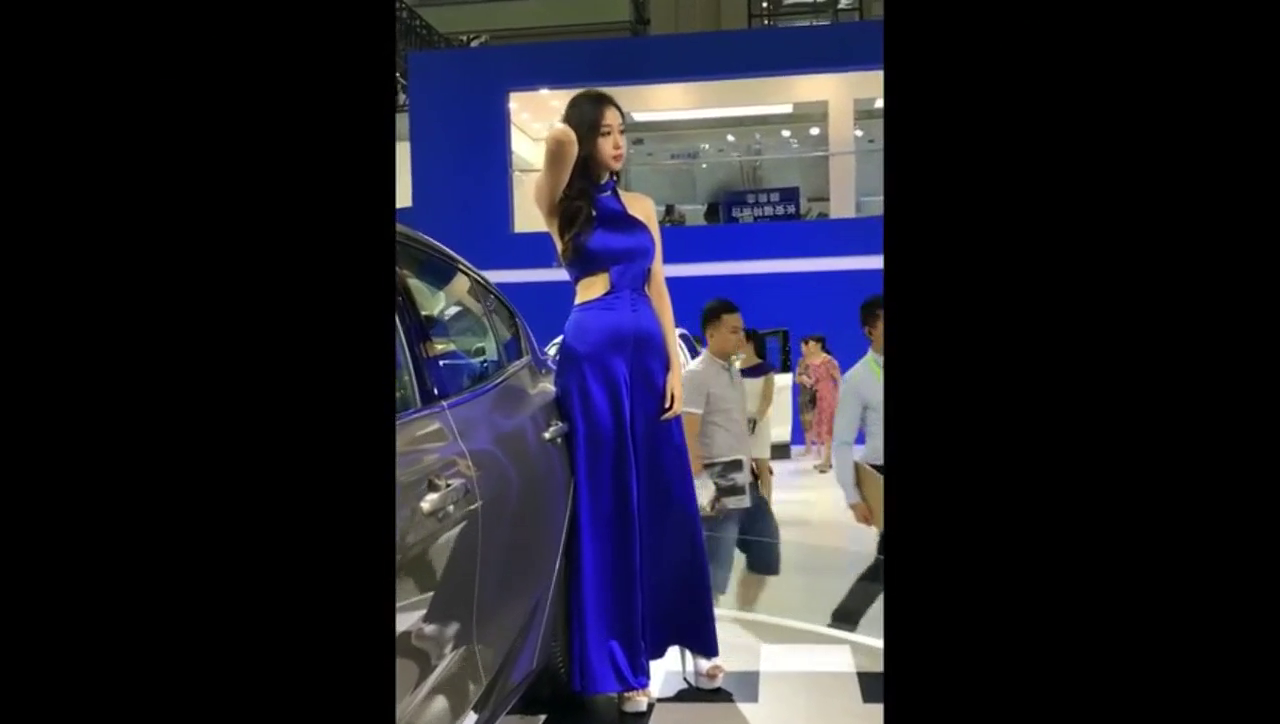 车展上不仅有好看的汽车，车模也不可缺少