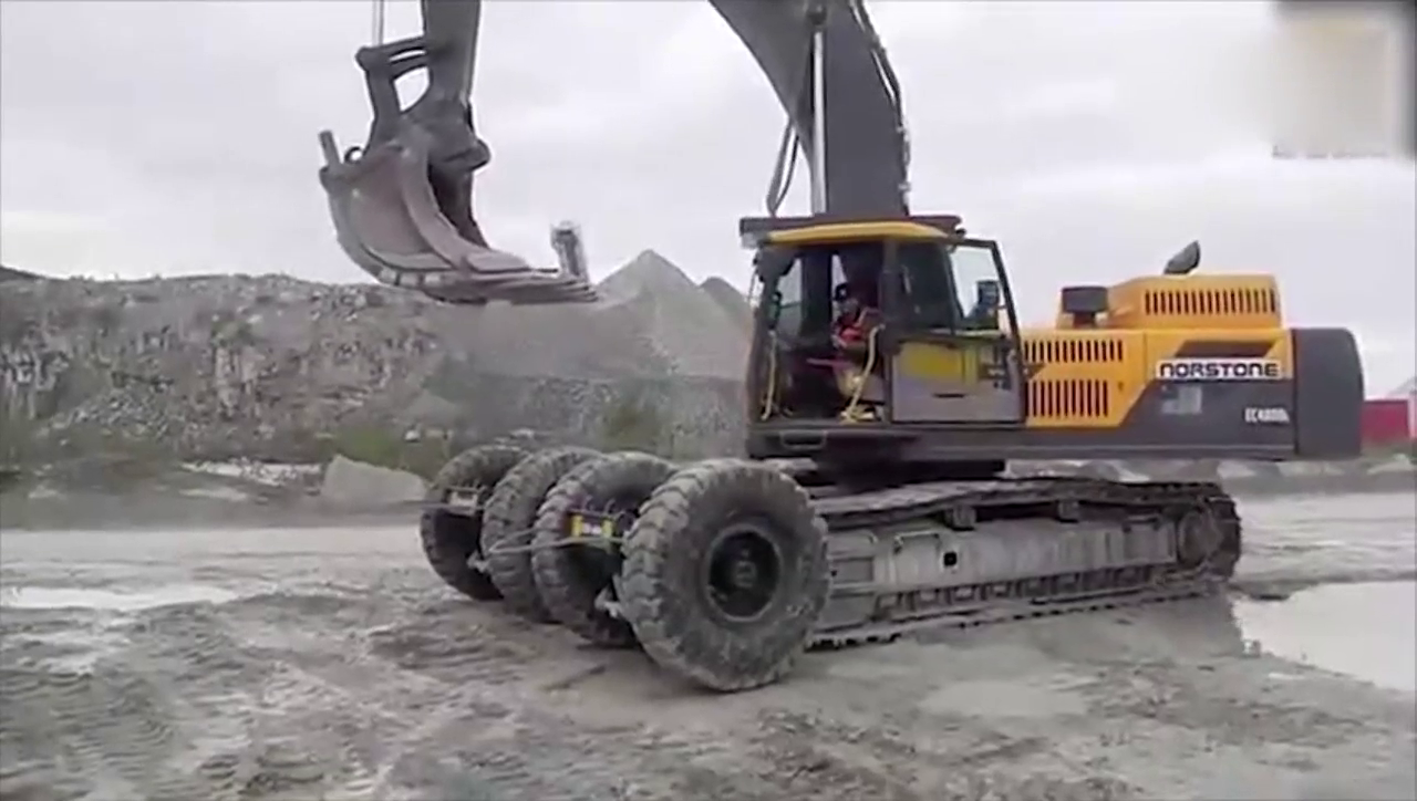 给挖掘机装上四个轮子，跟着卡车一路跑，涨见识了