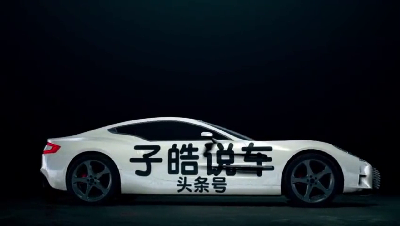 会铺路的卡车，像卷帘门一样，几分钟泥地变公路，还可作飞机跑道