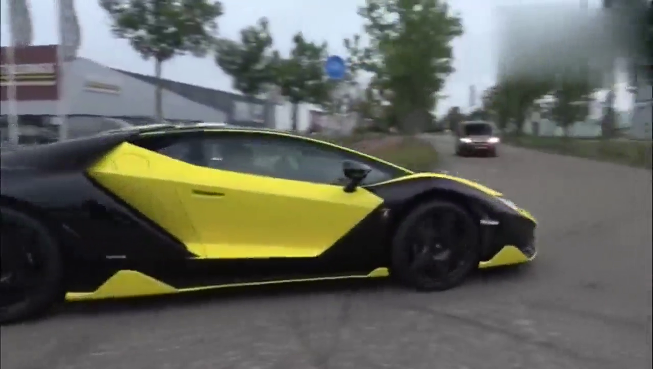 兰博基尼跑车，这款足够炫酷，宝马跟在后面，差点闪了后腰