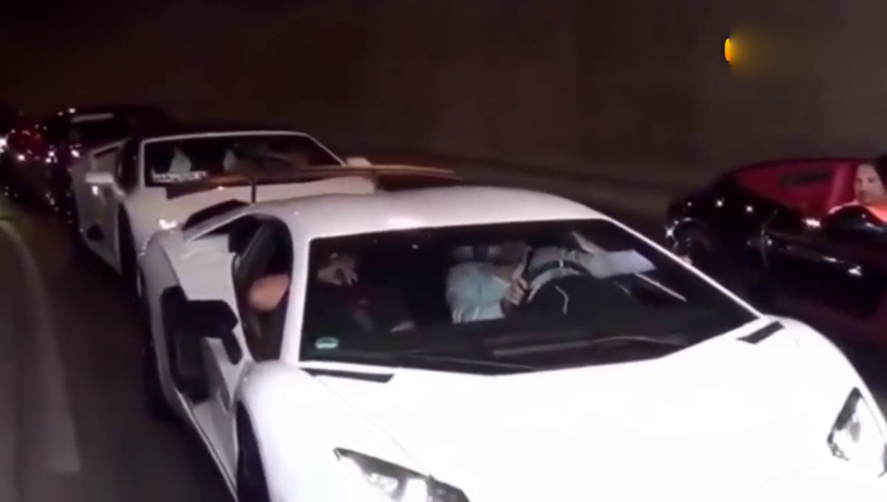 霸气！兰博基尼轰了几脚油门，旁边的跑车都不敢出声！