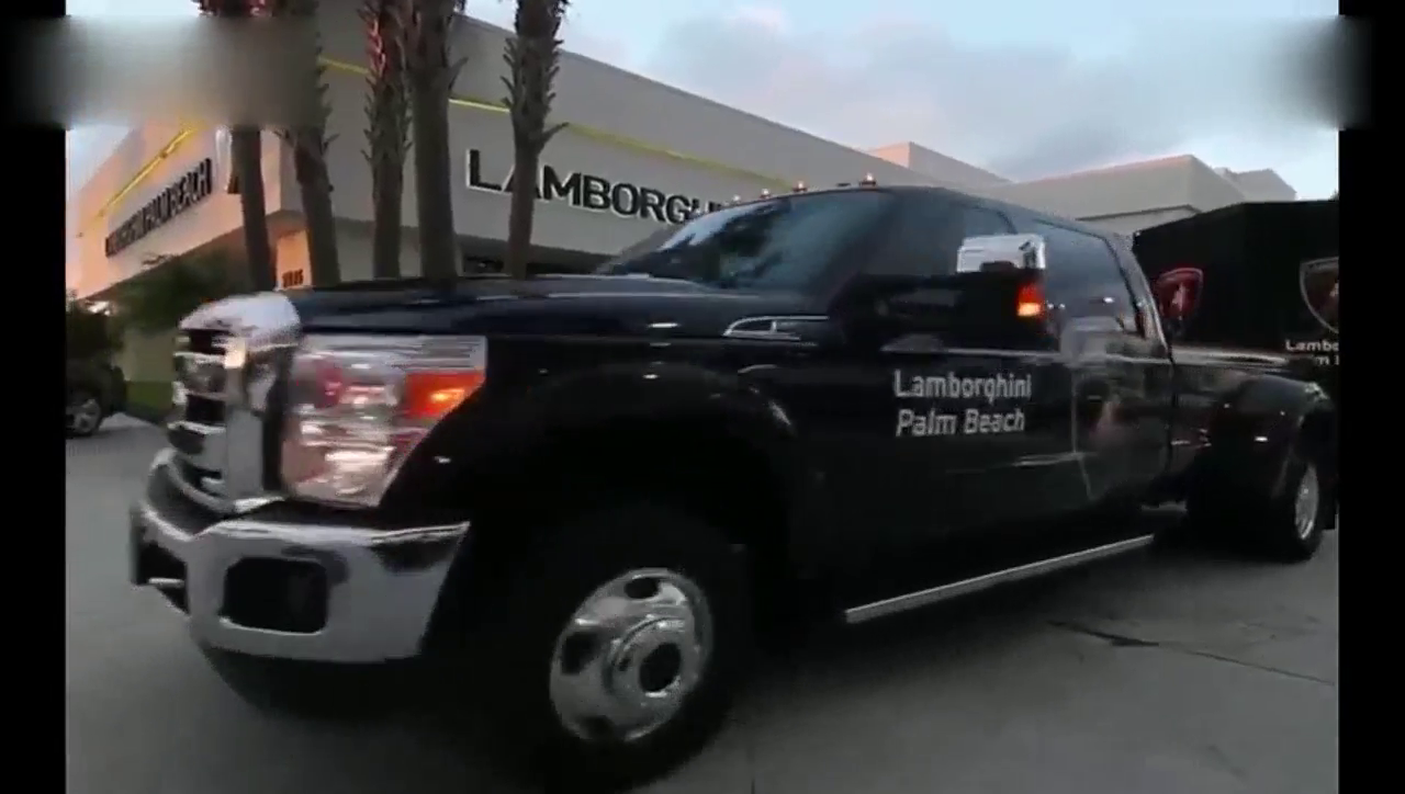 女司机撕开车膜那一刻，才知道什么叫做超级跑车