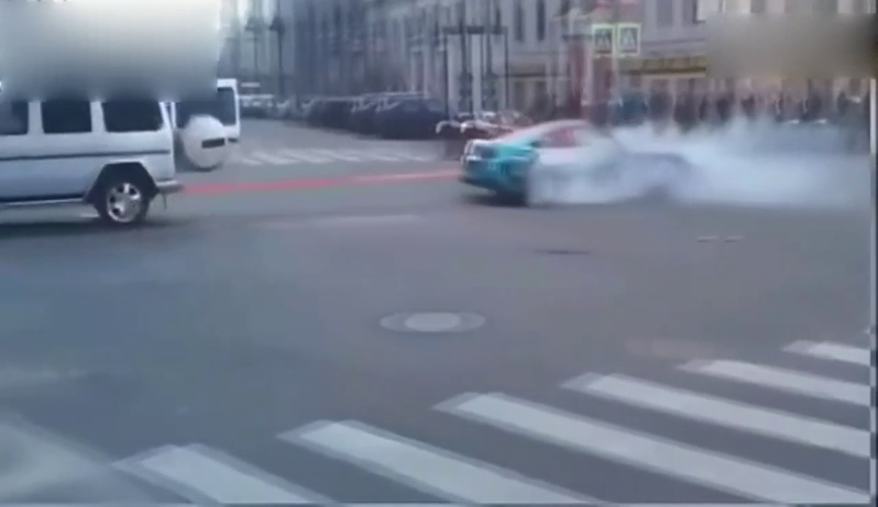 一辆非常不愿意被拖走的超级跑车