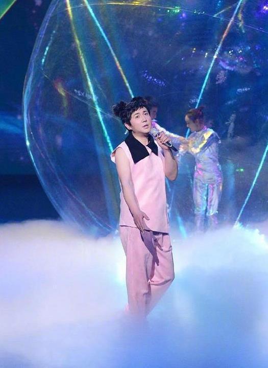 沈腾穿粉衣扎双丸子头模仿王菲 那英当场笑场 那不屑劲儿好像王菲