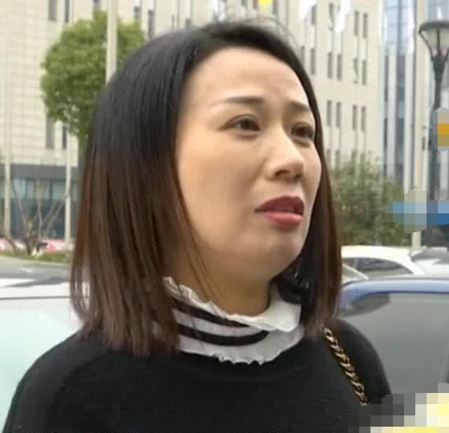 女子买奔驰后发现有不明液体,怒找店家理论,销售:做什么没点数