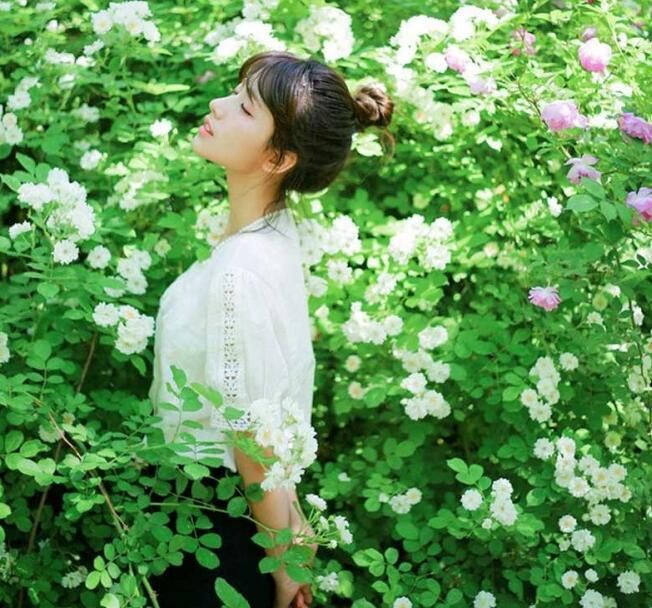 女孩摄影:夏日甜美少女蔷薇花中的唯美瞬间