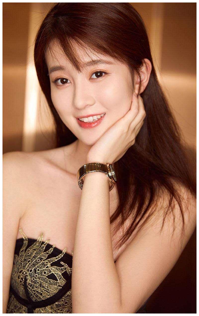 漂亮容颜令人眼前一亮27岁乔欣晒照其背后四点您是否了解