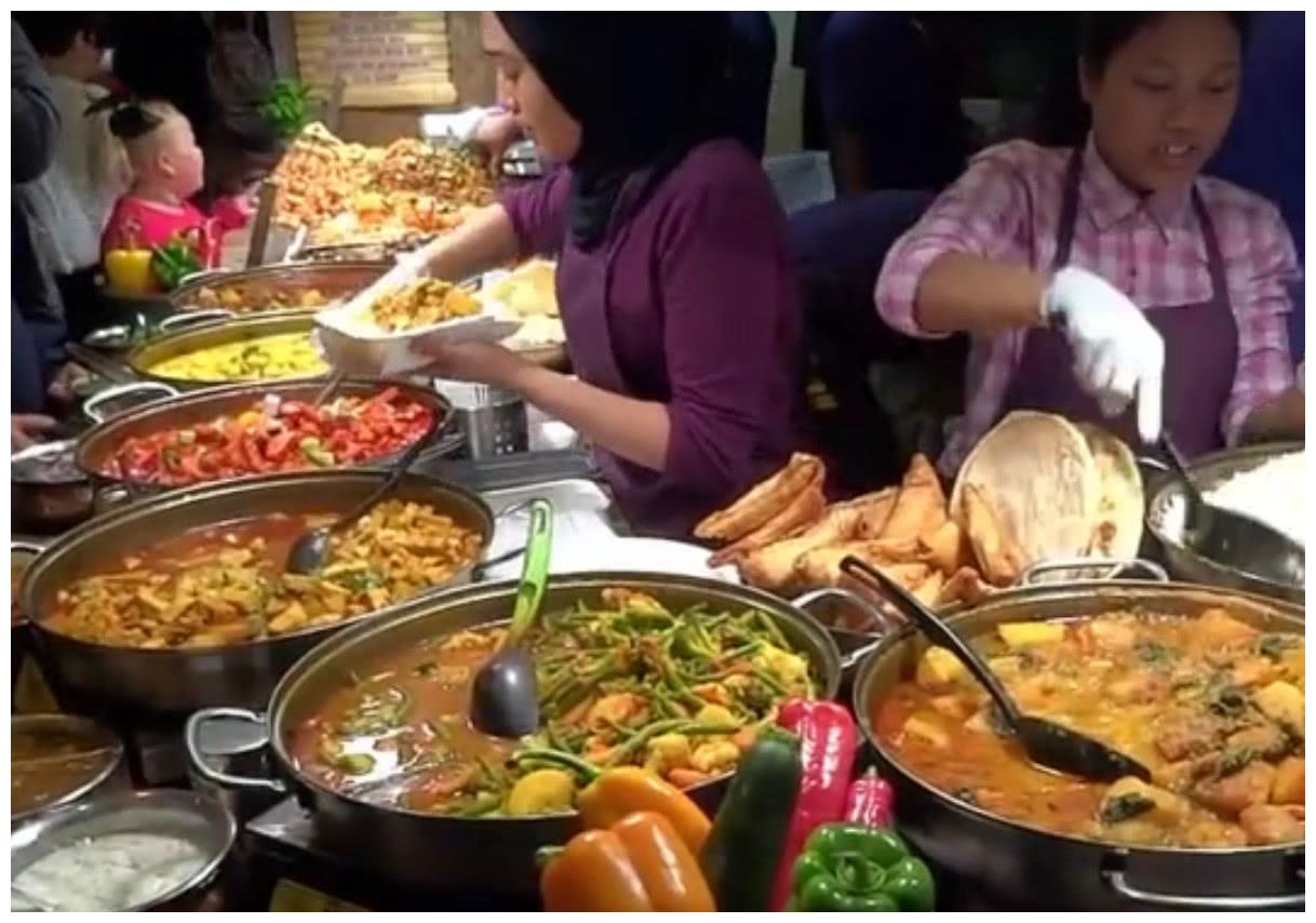 在英国伦敦的美食街上 整条街都是中华料理 爱吃的都是外国朋友